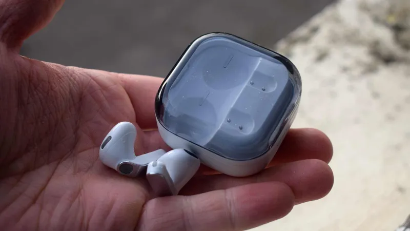 Samsung ilk klipsli açıq tipli Galaxy Buds On qulaqlığını təqdim etdi